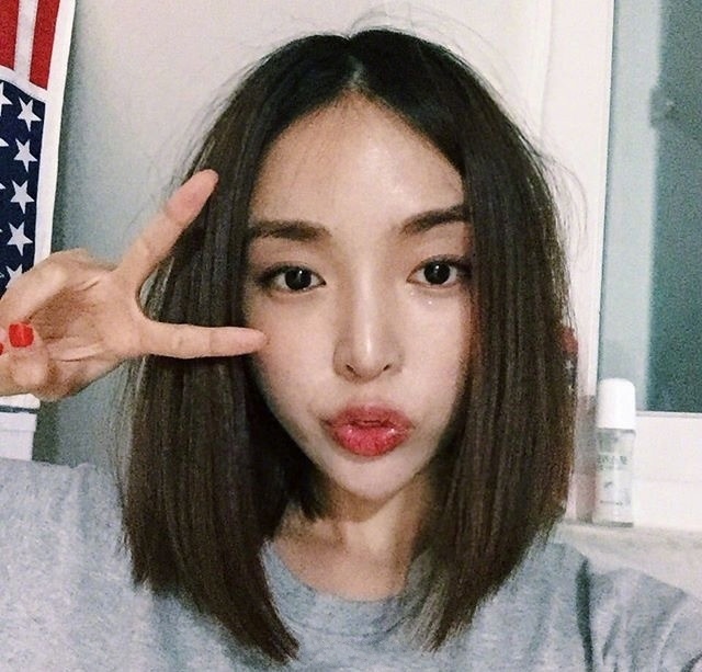 齐肩发美女自拍姿势Look 4