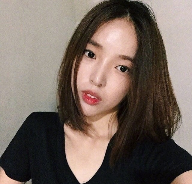 齐肩发美女自拍姿势Look 7