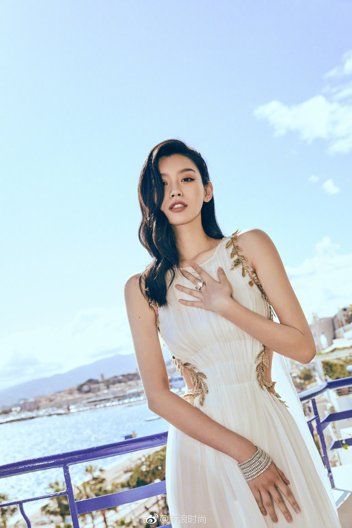 上海美女明星奚梦瑶白色露腰长裙现身戛纳红毯 2