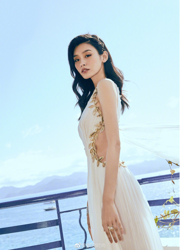 上海美女明星奚梦瑶白色露腰长裙现身戛纳红毯 3