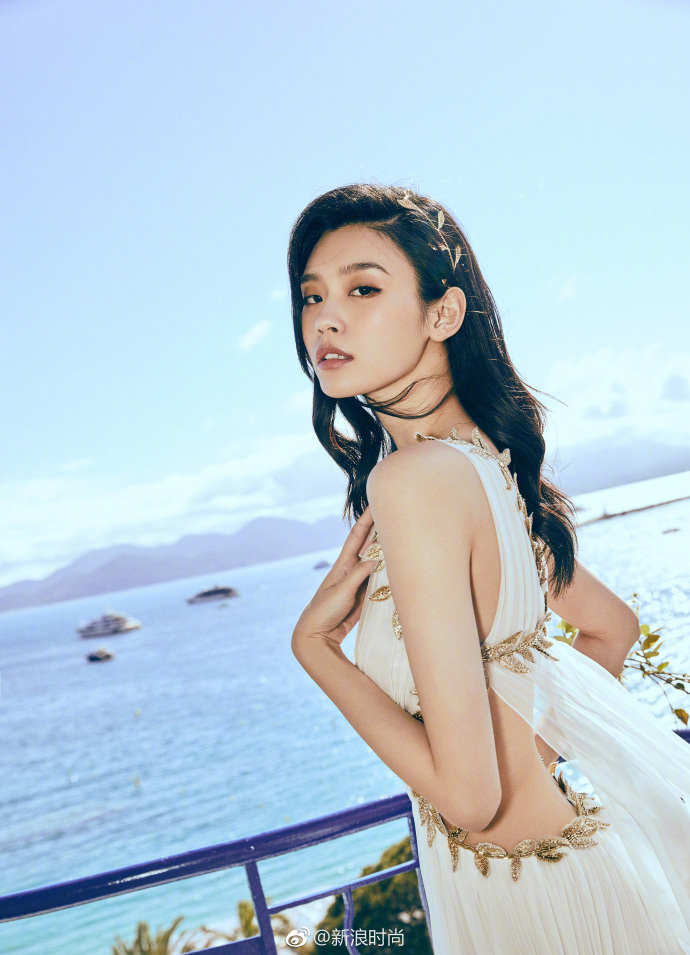 上海美女明星奚梦瑶白色露腰长裙现身戛纳红毯 4