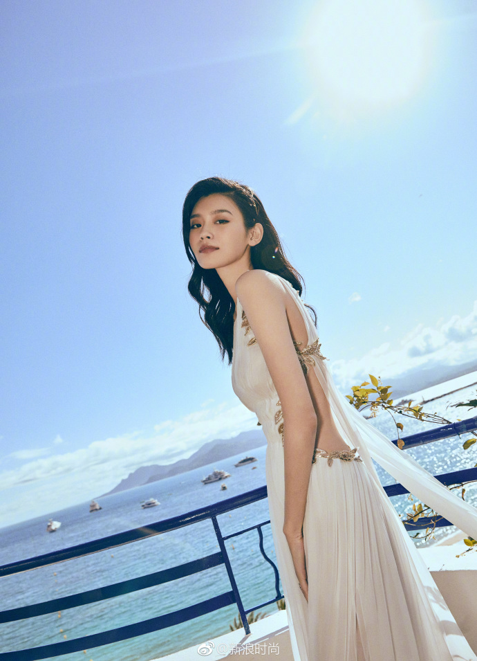 上海美女明星奚梦瑶白色露腰长裙现身戛纳红毯 5