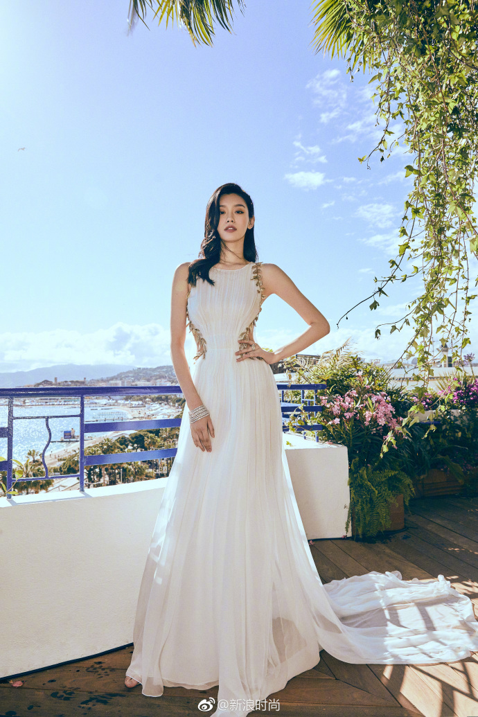 上海美女明星奚梦瑶白色露腰长裙现身戛纳红毯 6