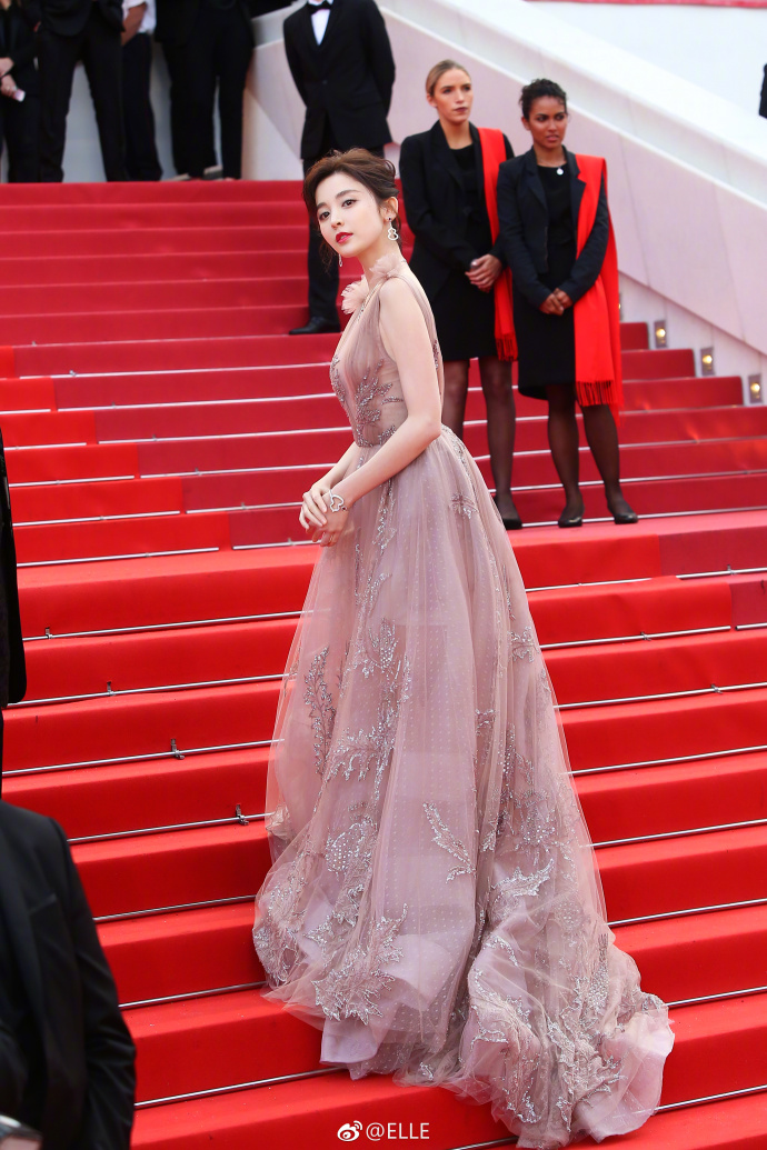 新疆美女明星古力娜扎浅紫色花卉定制礼服亮相 3