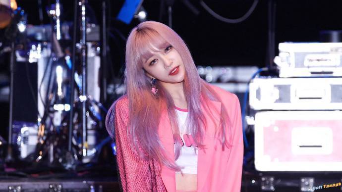 韩国美女明星Hani安喜延粉色发型粉色西装套装超 4