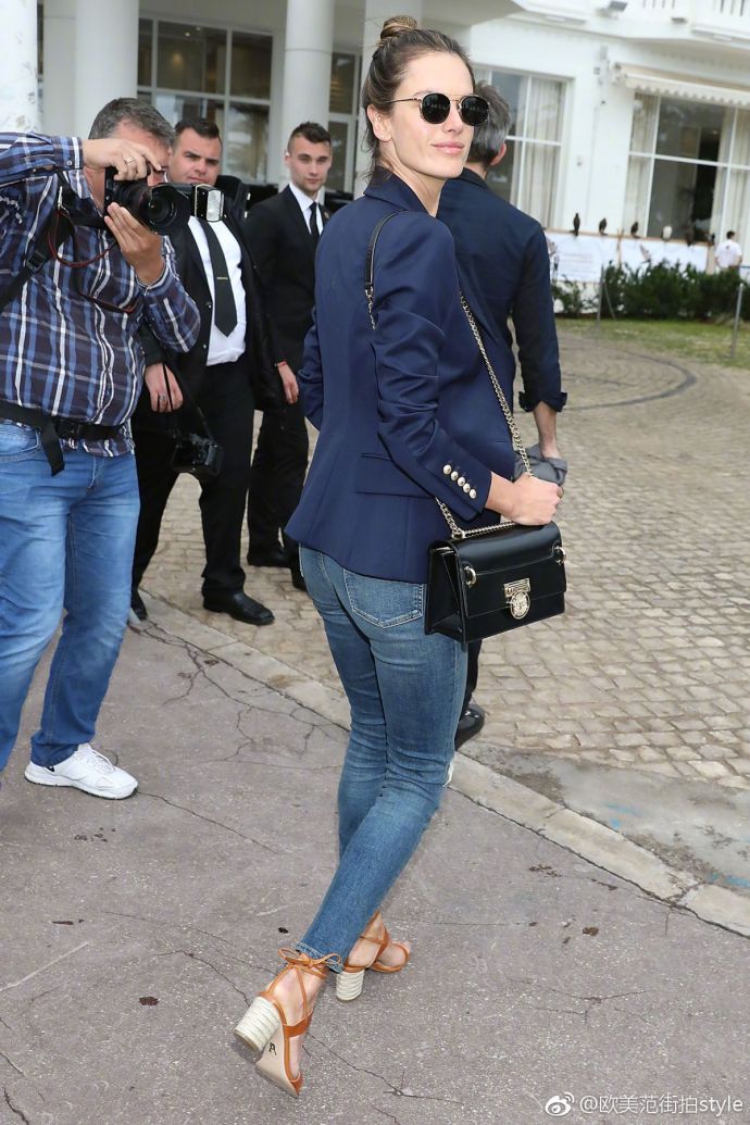 欧美美女明星Alessandra Ambrosio法国戛纳街拍图片 5