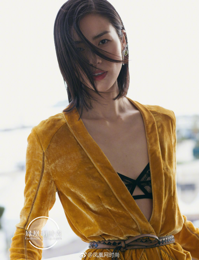 国际超模刘雯橘色丝绒长裙搭配黑色内搭性感妩 3