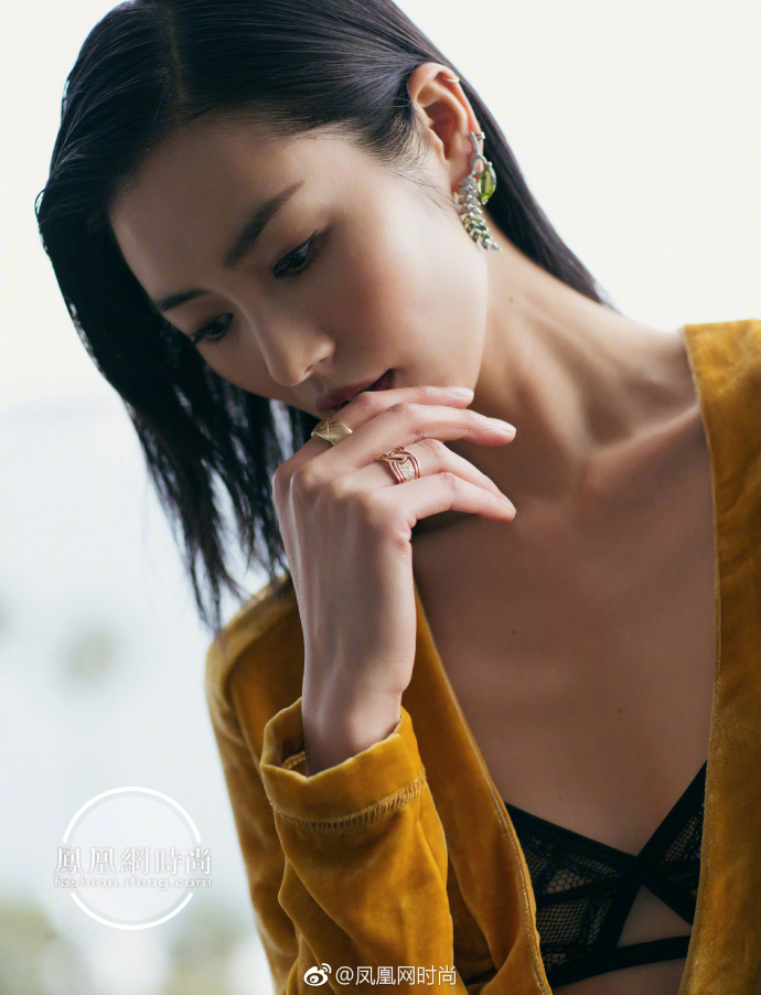 国际超模刘雯橘色丝绒长裙搭配黑色内搭性感妩 4