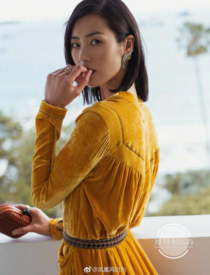 国际超模刘雯橘色丝绒长裙搭配黑色内搭性感妩 5