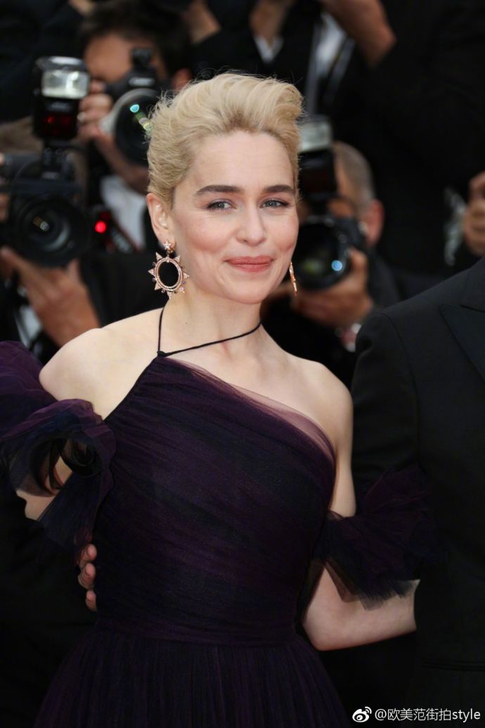 欧美美女明星Emilia Clarke戛纳电影节红毯图片 3