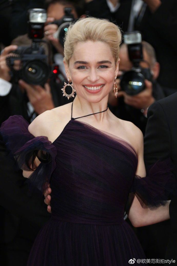 欧美美女明星Emilia Clarke戛纳电影节红毯图片 7