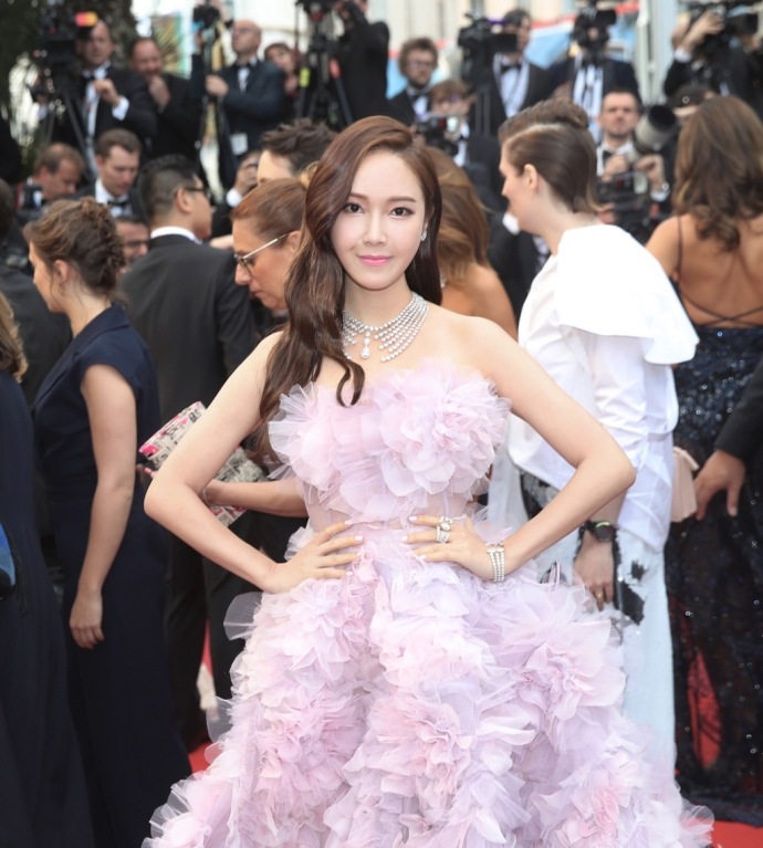 韩国美女明星郑秀妍淡紫色抹胸裙宛如花仙子现 4