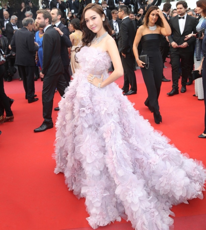 韩国美女明星郑秀妍淡紫色抹胸裙宛如花仙子现 5