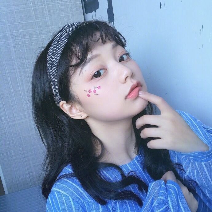 仙气满满的刘海卷烫造型美女自拍照