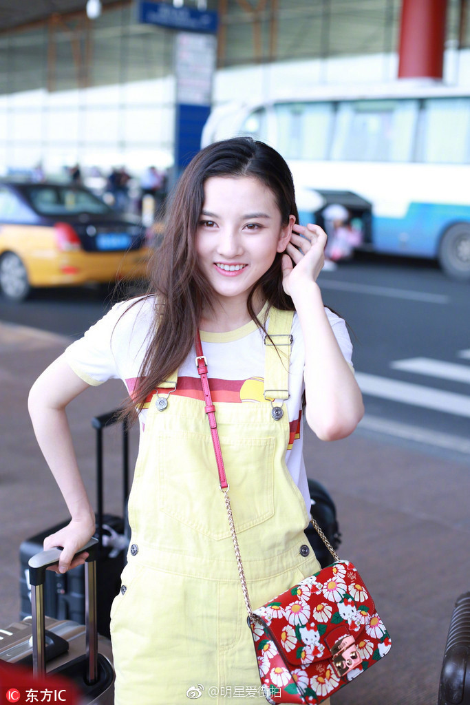 大眼美女明星宋祖儿黄色背带裙机场时尚街拍青 5