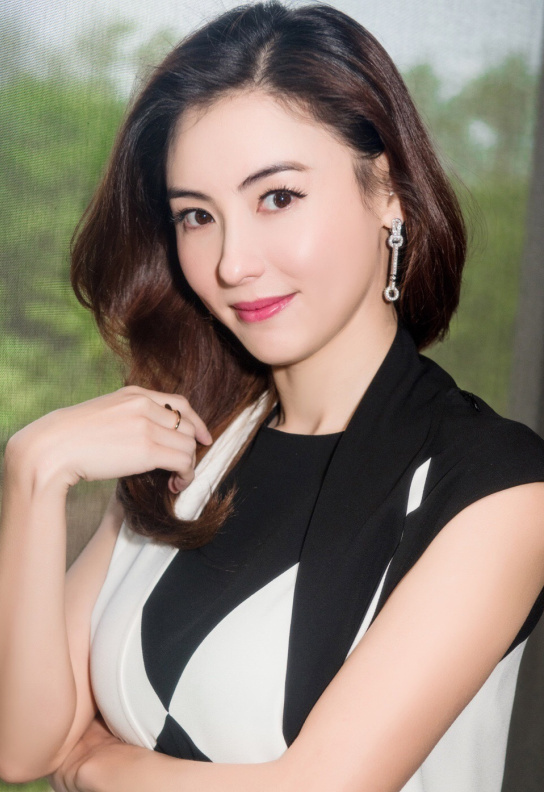 香港美女明星张柏芝黑白撞色连衣裙现身电视剧