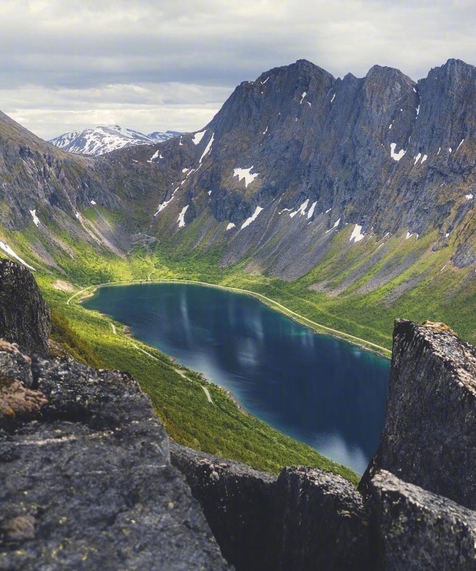 穿过挪威的森林去看世界尽头的绝美峡湾风景图 9