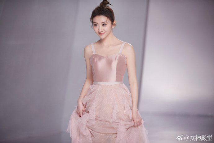 大眼美女明星景甜丸子头造型卖起萌来的大甜甜 3
