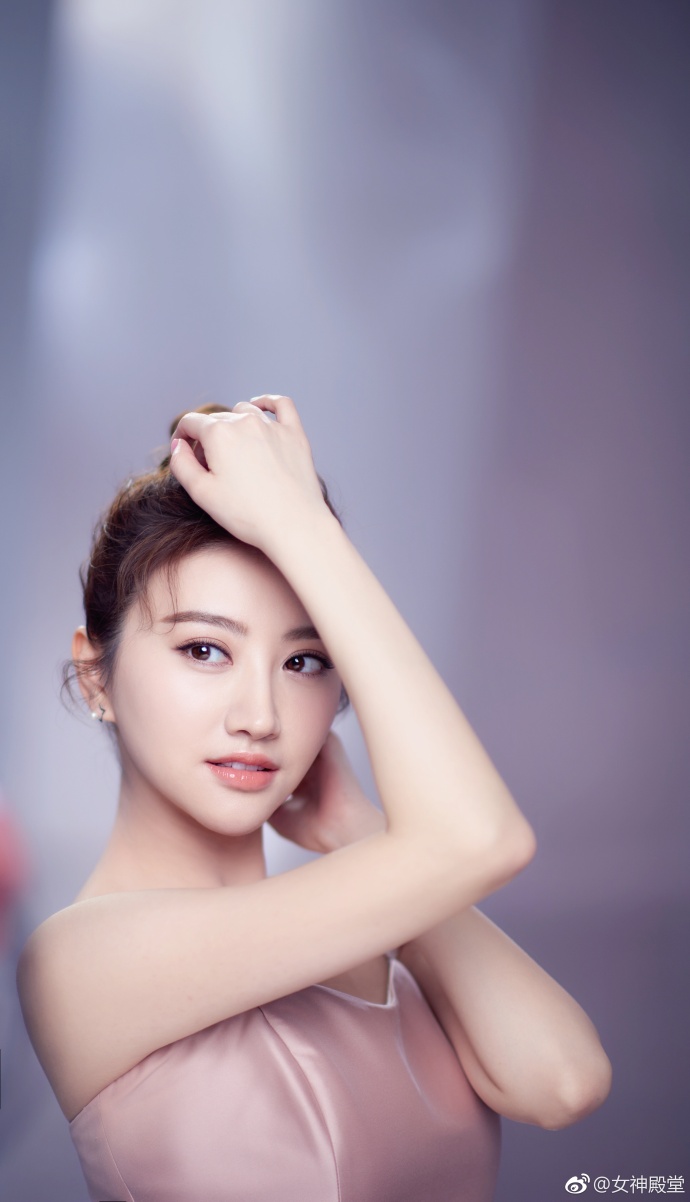大眼美女明星景甜丸子头造型卖起萌来的大甜甜 4