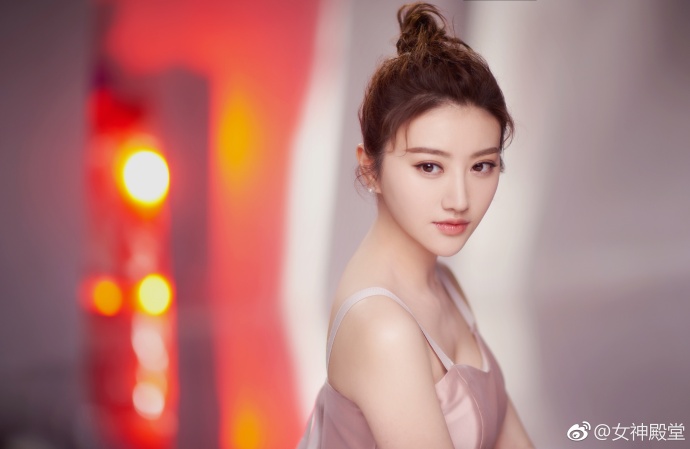 大眼美女明星景甜丸子头造型卖起萌来的大甜甜 6