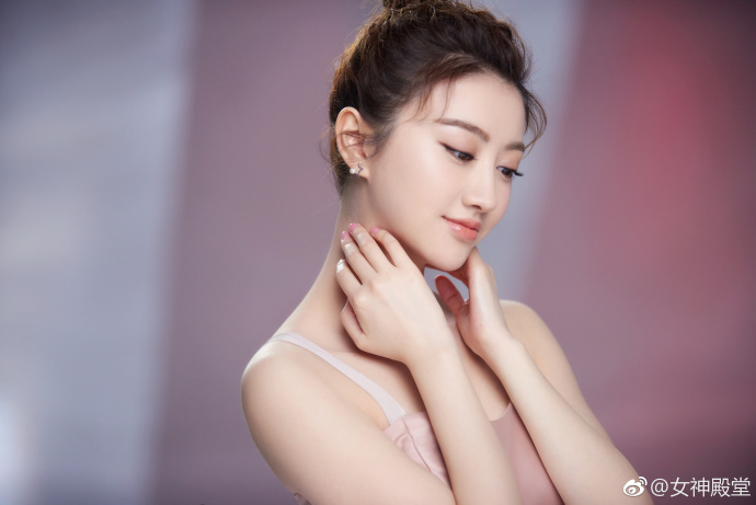大眼美女明星景甜丸子头造型卖起萌来的大甜甜 7