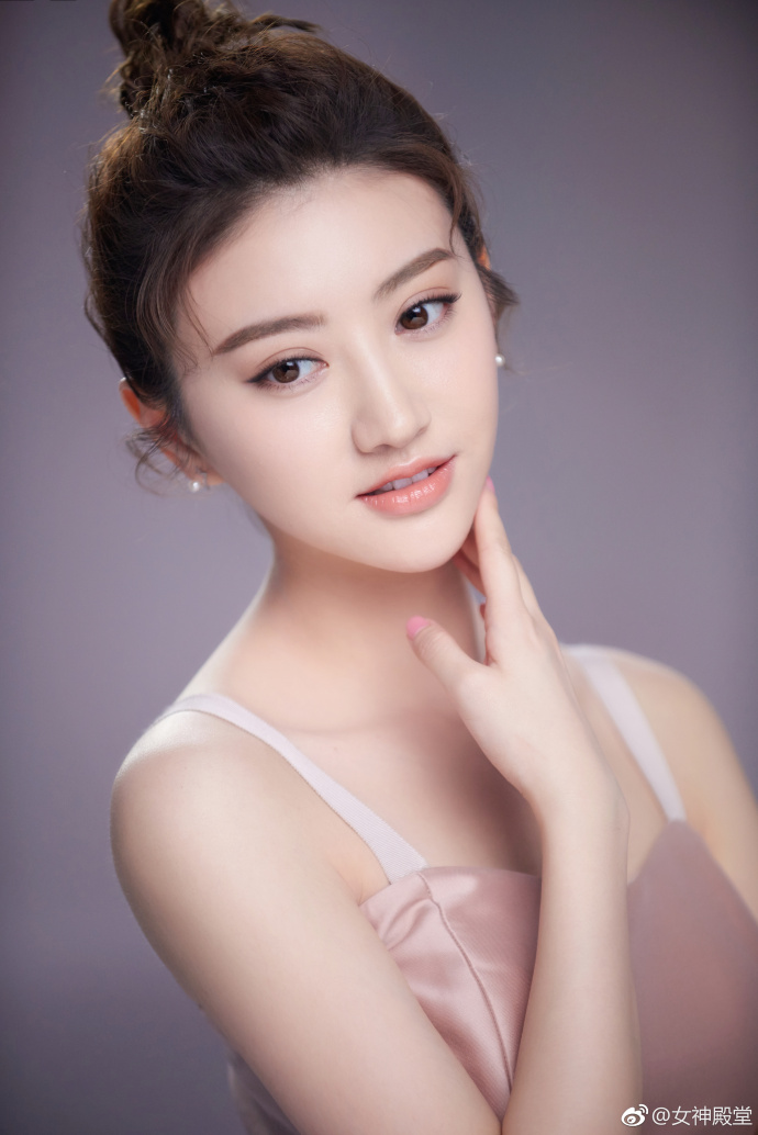 大眼美女明星景甜丸子头造型卖起萌来的大甜甜 9