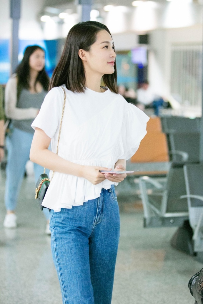 江苏美女明星李沁白色斜边衬衣搭配蓝色牛仔裤 2