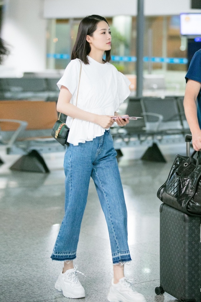 江苏美女明星李沁白色斜边衬衣搭配蓝色牛仔裤 3