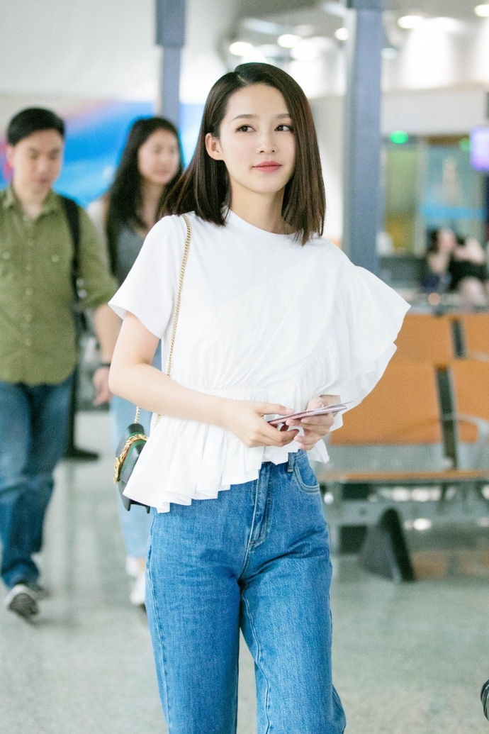 江苏美女明星李沁白色斜边衬衣搭配蓝色牛仔裤 4