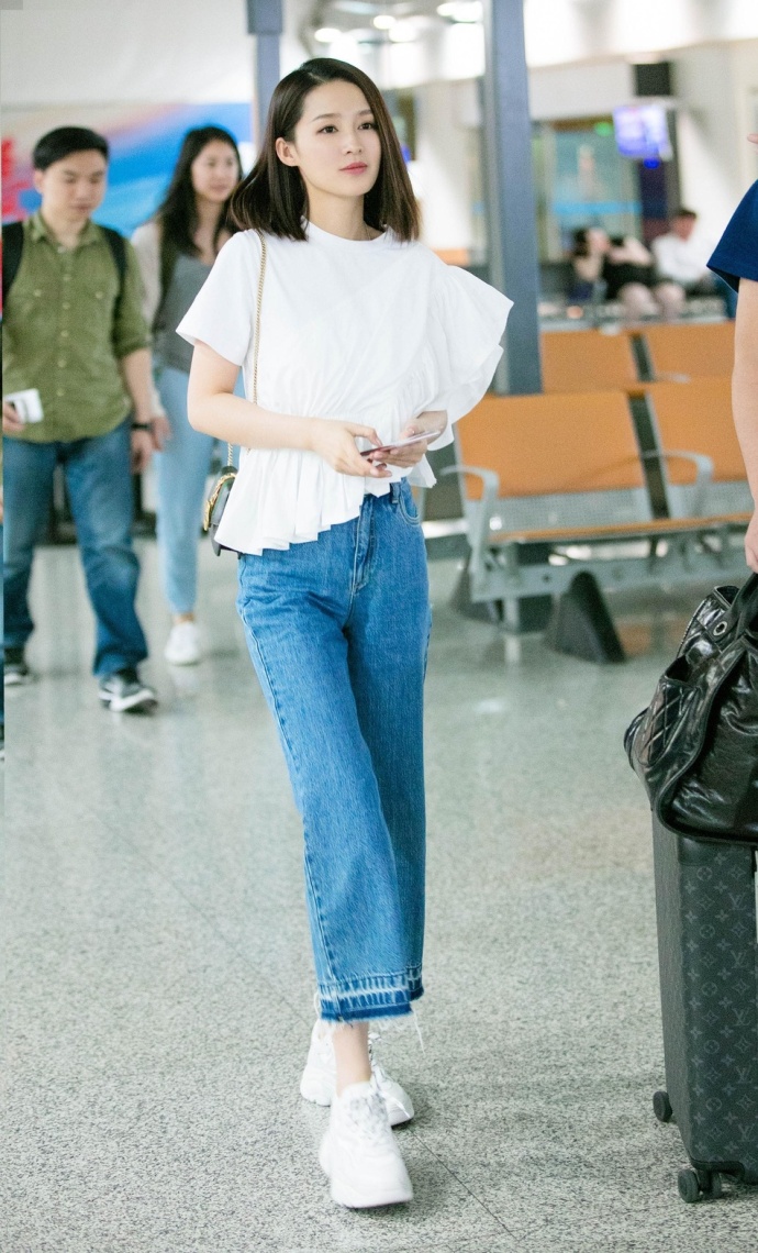 江苏美女明星李沁白色斜边衬衣搭配蓝色牛仔裤 5