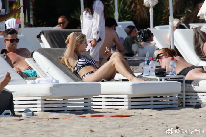 英国嫩模Lottie Moss西班牙度假胜地Ibiza海滩图片 5