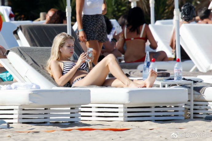 英国嫩模Lottie Moss西班牙度假胜地Ibiza海滩图片 6
