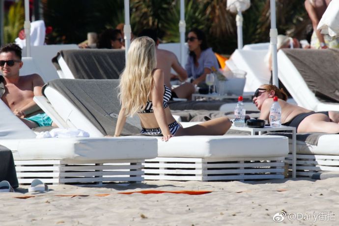 英国嫩模Lottie Moss西班牙度假胜地Ibiza海滩图片 7