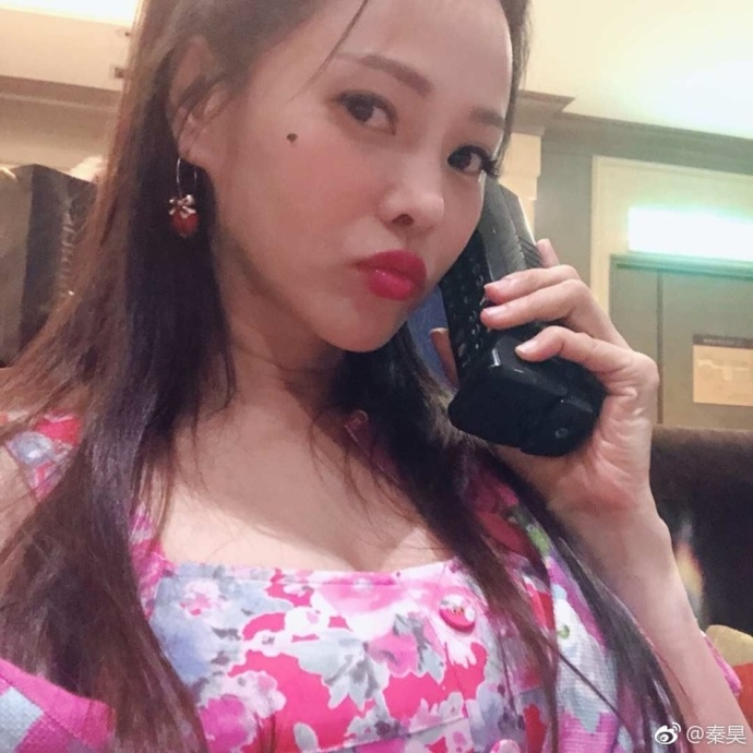 台湾美女明星伊能静与老公秦昊深夜玩复古cos自 2