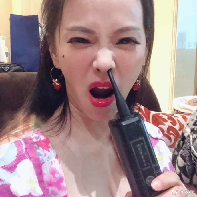 台湾美女明星伊能静与老公秦昊深夜玩复古cos自 3