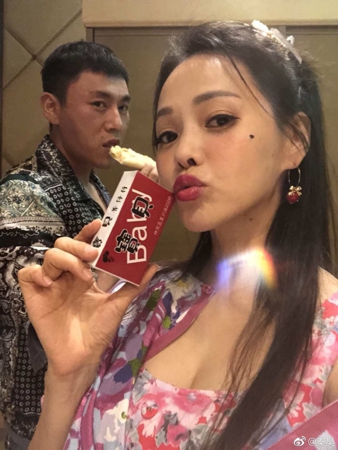 台湾美女明星伊能静与老公秦昊深夜玩复古cos自 5