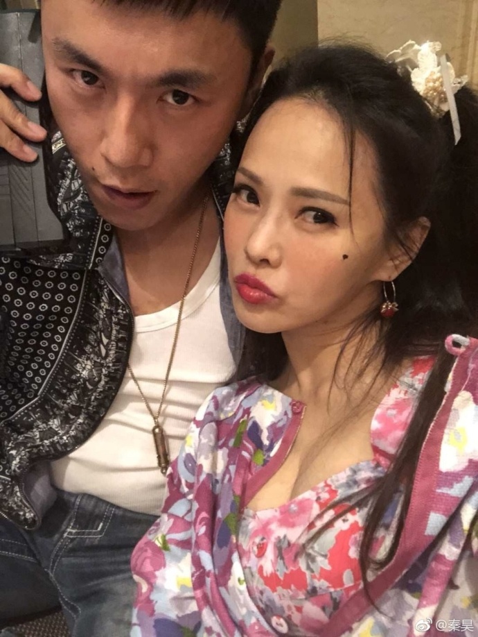 台湾美女明星伊能静与老公秦昊深夜玩复古cos自 9