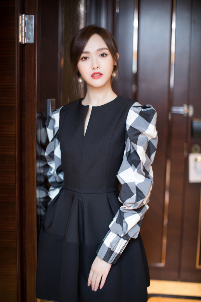 上海美女明星唐嫣哈尔滨出席宝岛眼镜活动 2