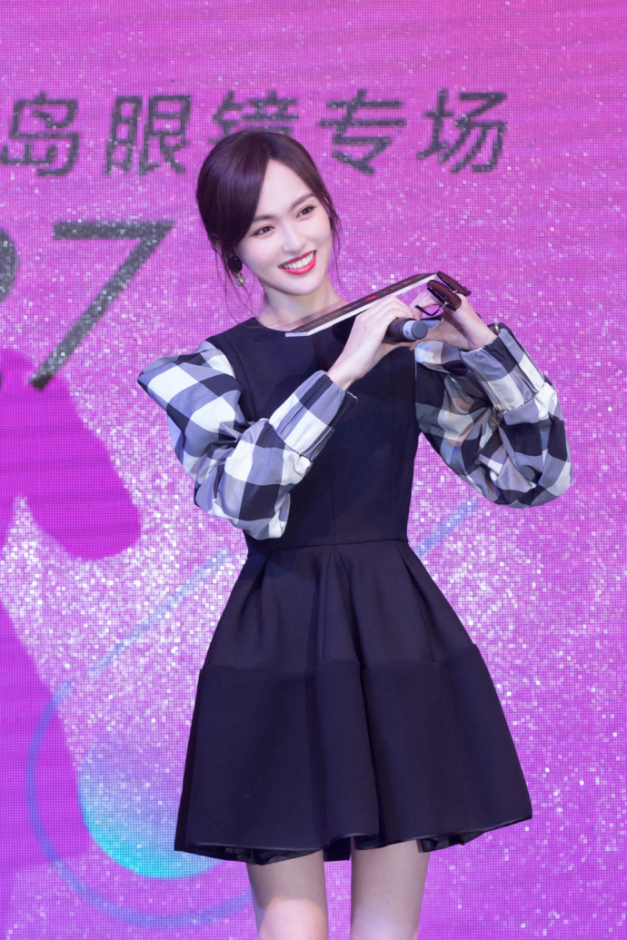 上海美女明星唐嫣哈尔滨出席宝岛眼镜活动 7