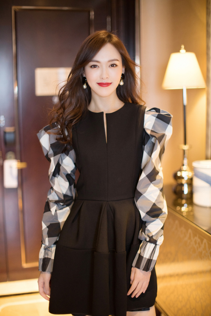 上海美女明星唐嫣哈尔滨出席宝岛眼镜活动 8