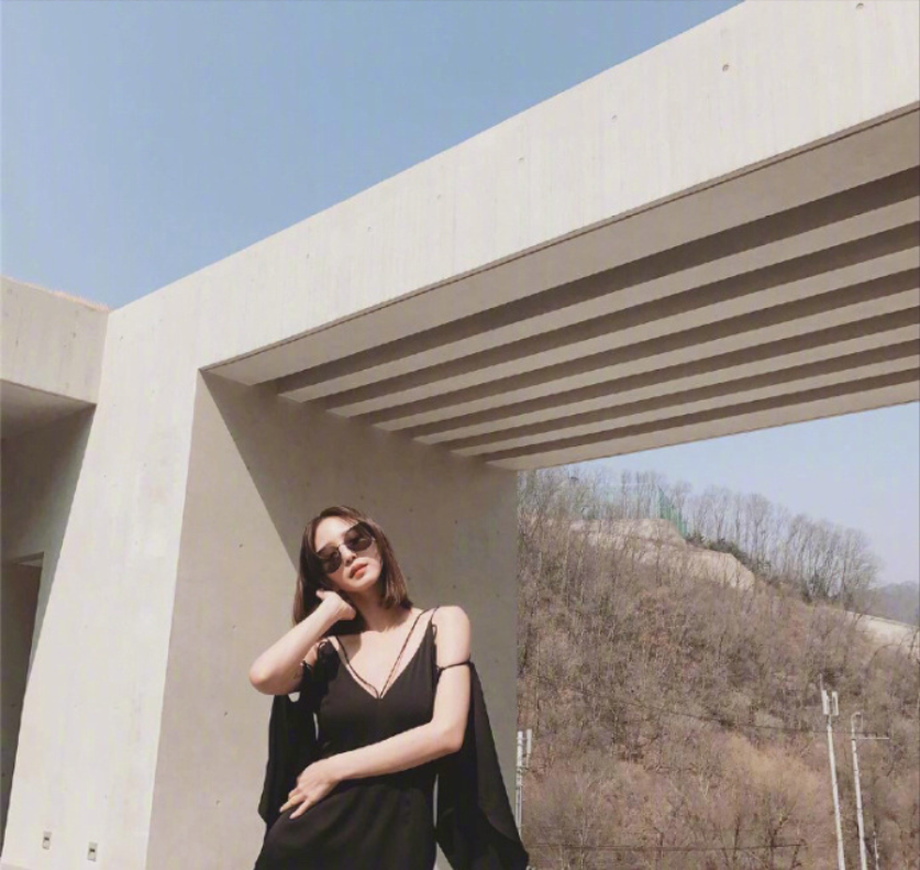 韩国女演员韩艺瑟肤白貌美大长腿图片 6
