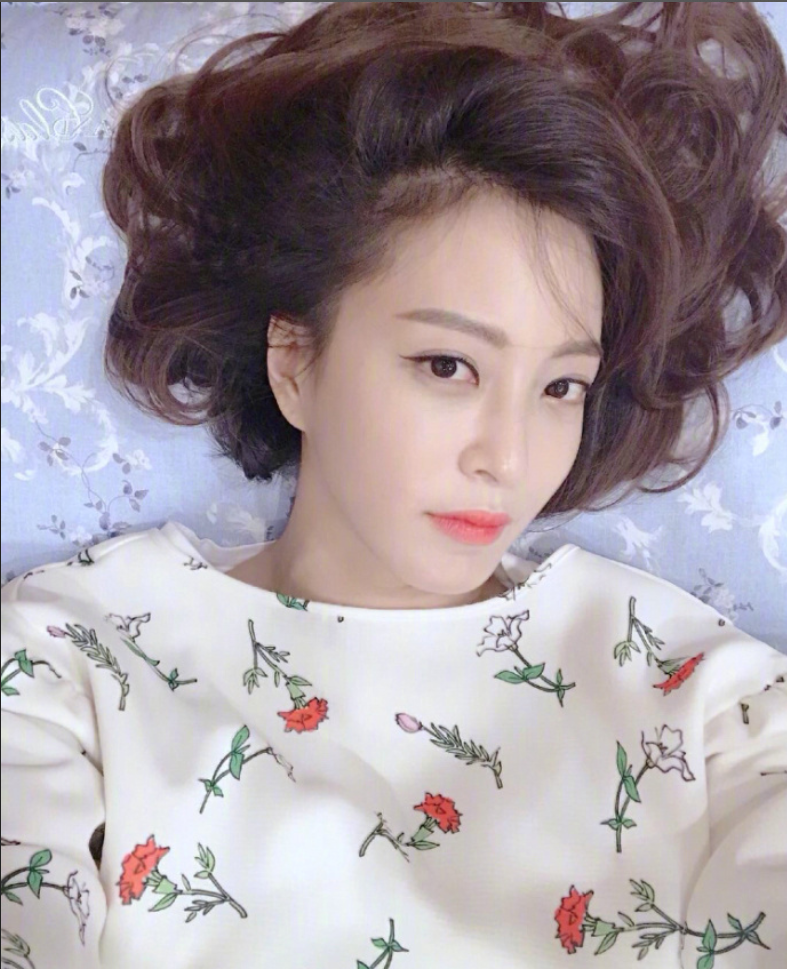 韩国女演员韩艺瑟肤白貌美大长腿图片 17