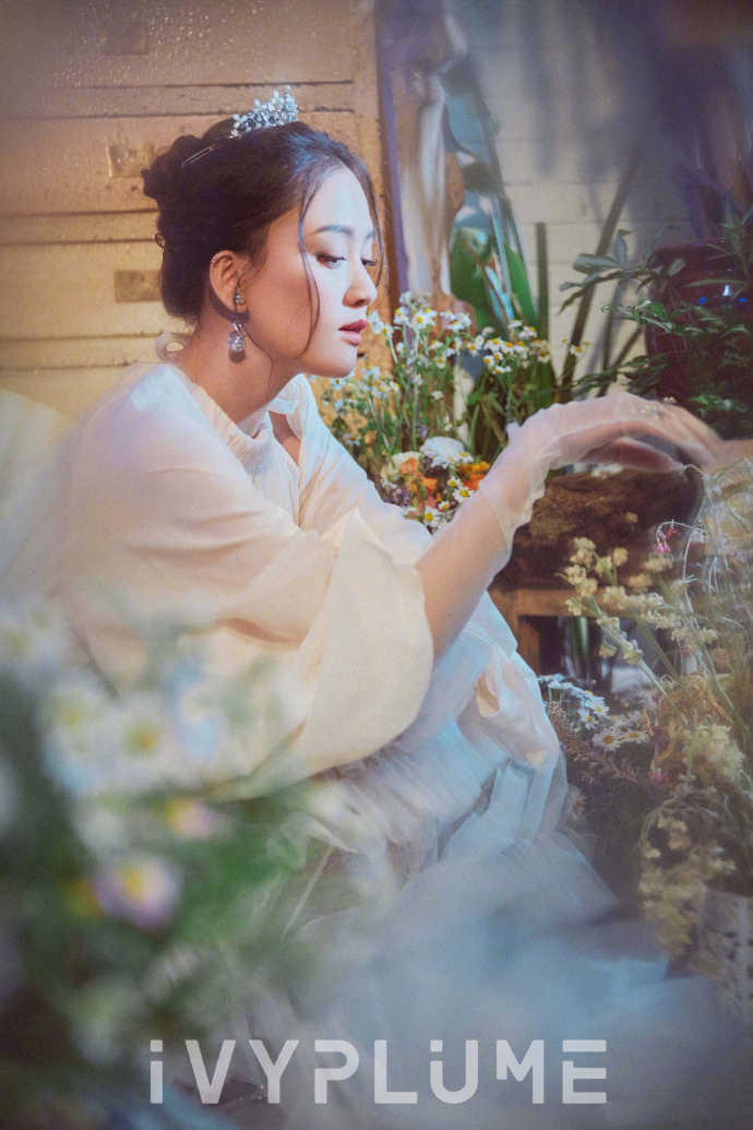 台湾美女明星陈乔恩身穿白色纱质长裙化身花房 8