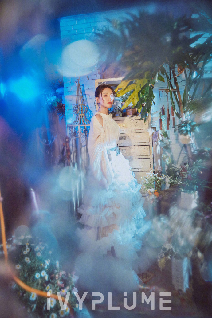台湾美女明星陈乔恩身穿白色纱质长裙化身花房 9