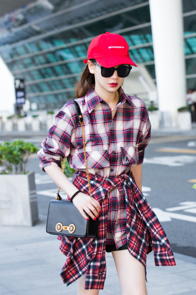四川美女戚薇格纹装戴着红色棒球帽现身机场街 7