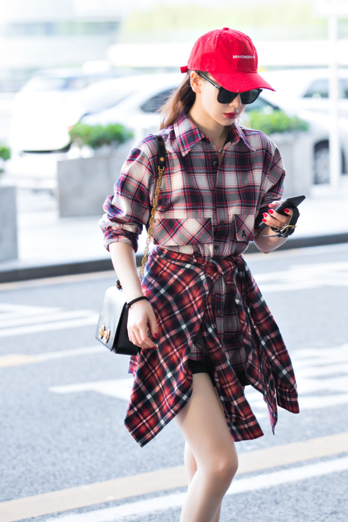 四川美女戚薇格纹装戴着红色棒球帽现身机场街 8