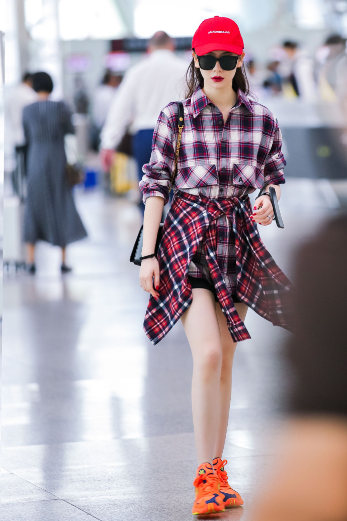四川美女戚薇格纹装戴着红色棒球帽现身机场街 9