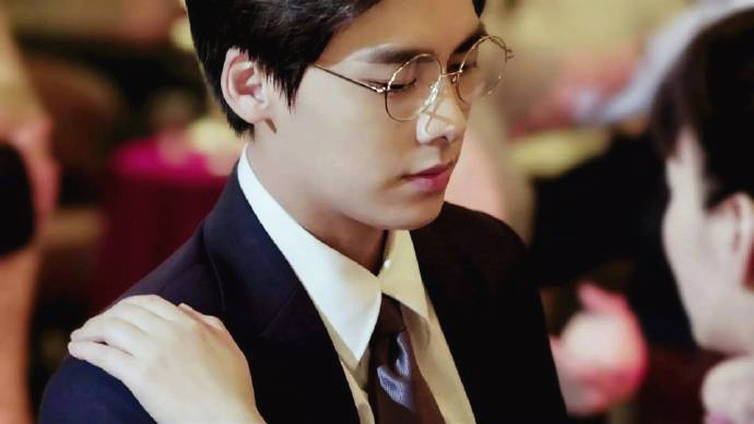 四川男明星帅哥李易峰金丝眼镜都戴得这么苏还 9