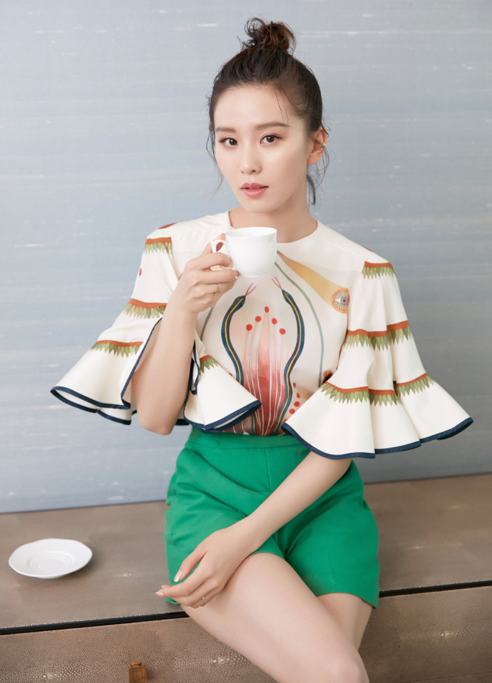 北京美女刘诗诗花蕊装搭配翠绿短裤大秀白皙长 2