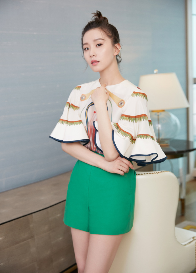 北京美女刘诗诗花蕊装搭配翠绿短裤大秀白皙长 3